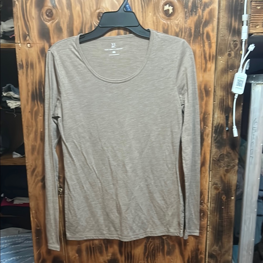 New York & Company Gray Fitted Long Sleeve Tee